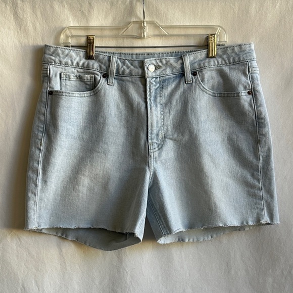 Old Navy Pants - Old Navy light wash denim OG Straight cutoff raw hem jean shorts, size 14